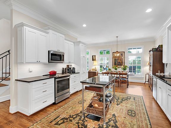 5th image of 305 Club Terrace Dr