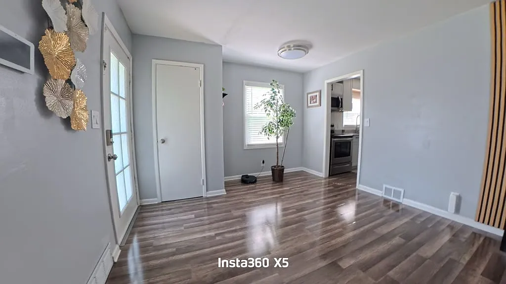 3 bed, 977 sqft, $1,700 — Photo 3