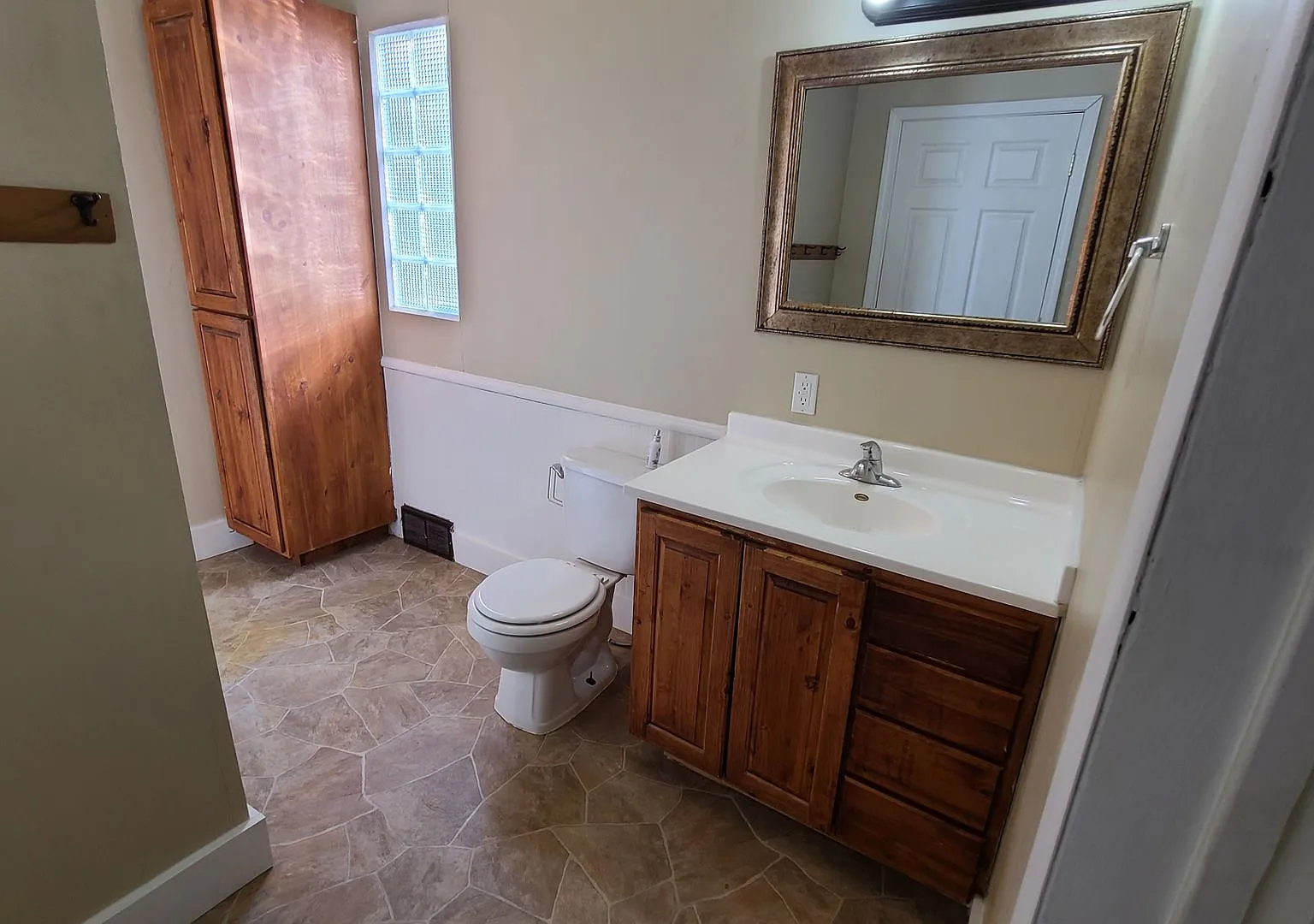 3 bedroom 2 bathroom House — Photo 1