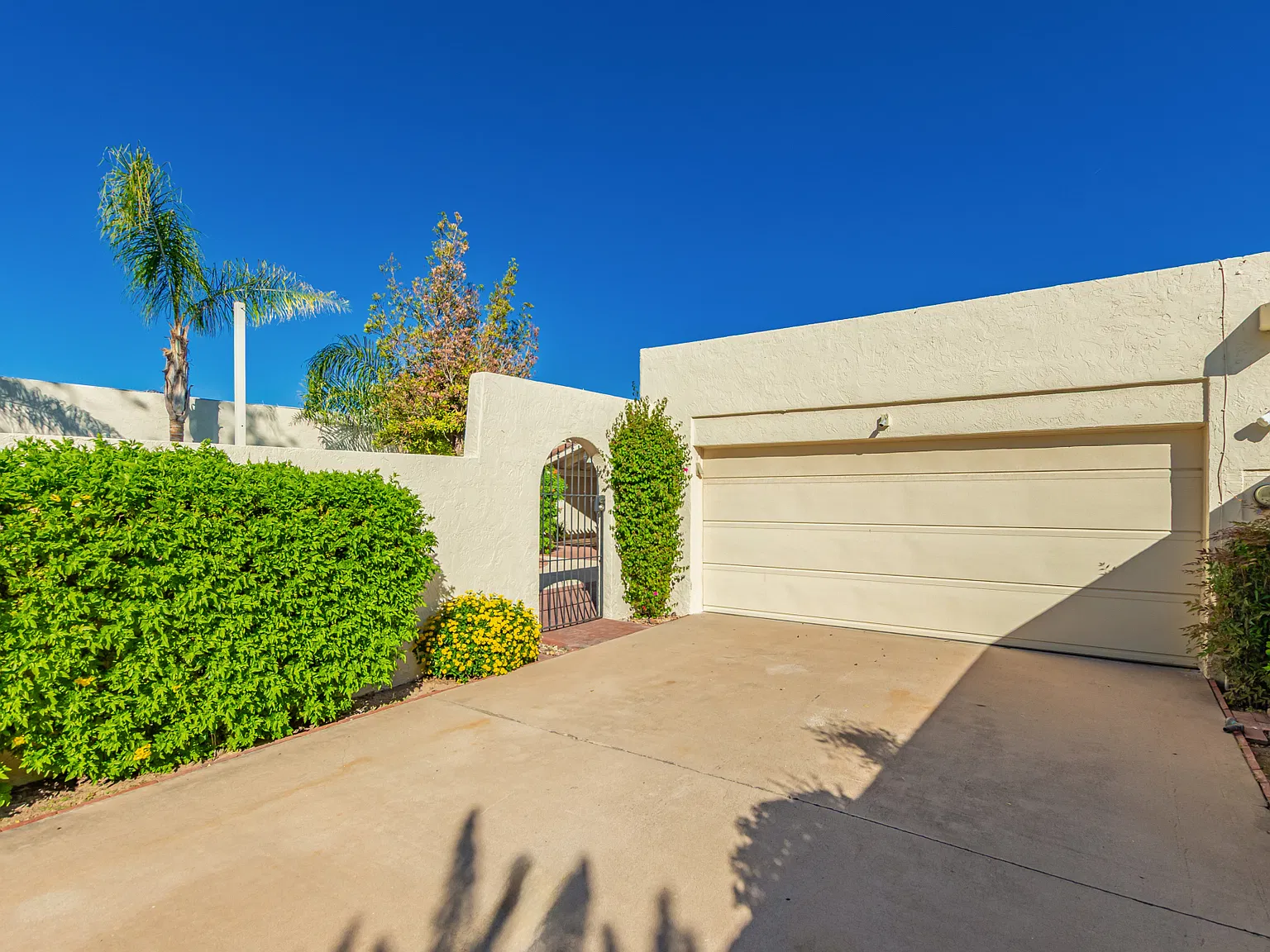 3 bed, 2.5 bath, 2390 sqft, $6,250 — Photo 2