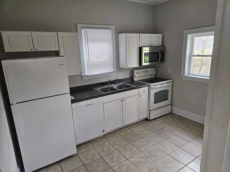 718 Queen St — Photo 2