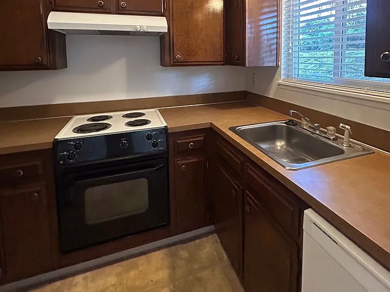 549-599 Greenwood Dr NE — Photo 3