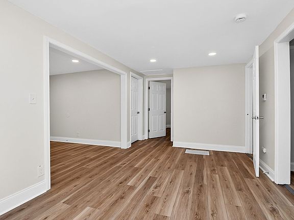 5th image of 2958 Reid Ave