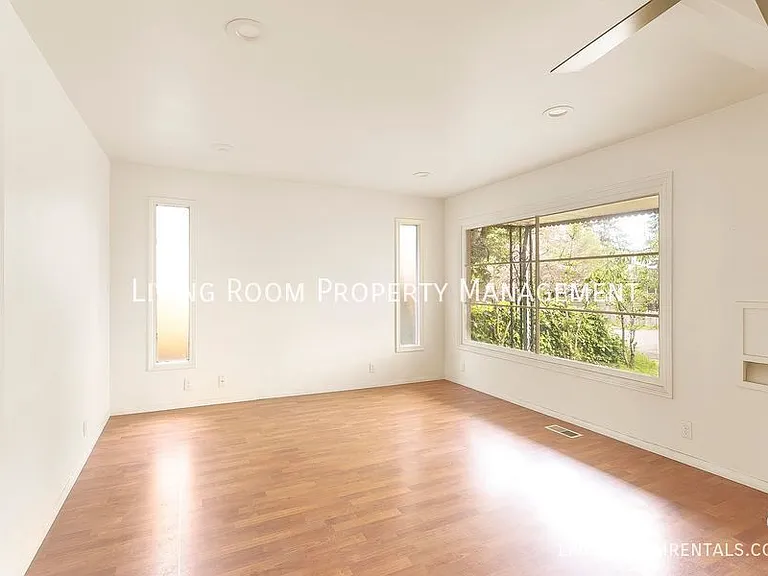 4642 NE Emerson St — Photo 3