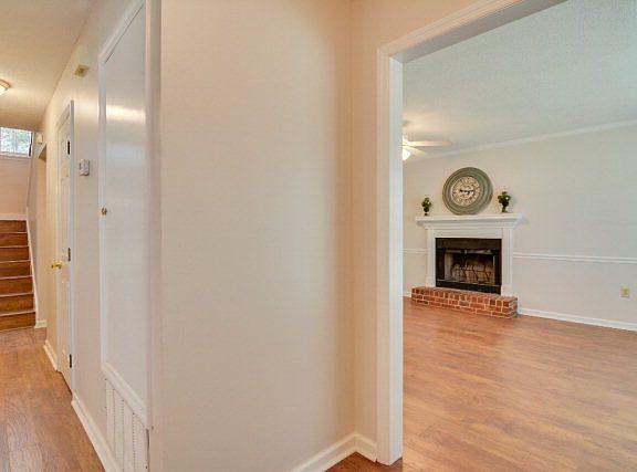 3rd image of 585 Oak Brook Dr