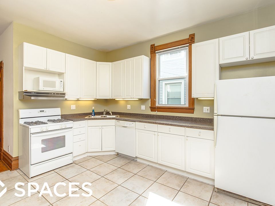 1st image of 3116 N Kenmore Ave #2