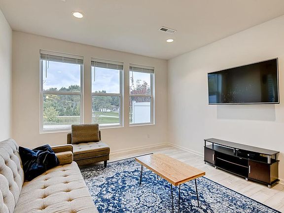3rd image of 718 Maggie Way