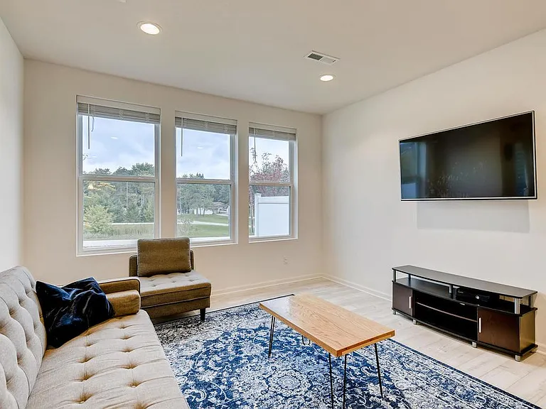 718 Maggie Way — Photo 3
