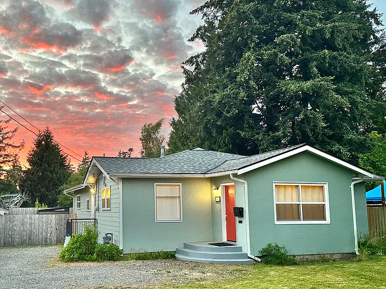 1420 E Victor St — Photo 1