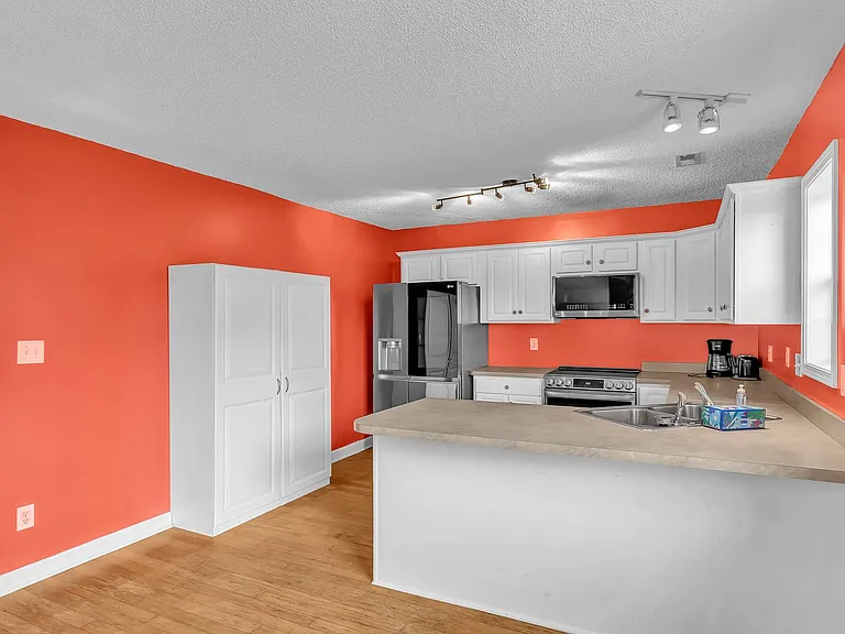 403 Arabian Ln — Photo 17