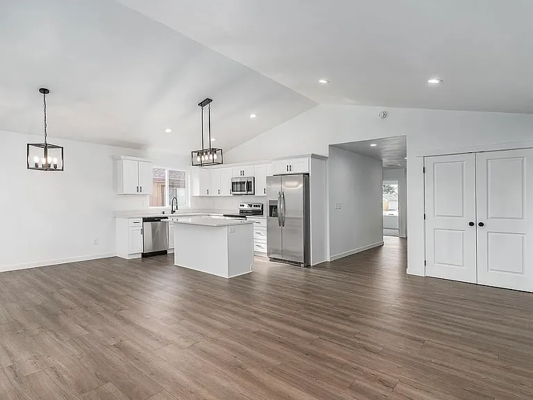 1020 E Decatur Ave — Photo 13
