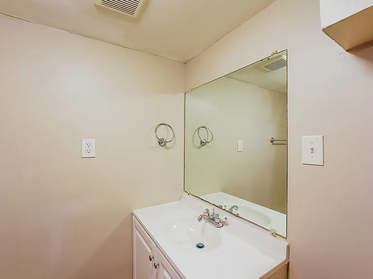 748 Barclay Ln — Photo 22