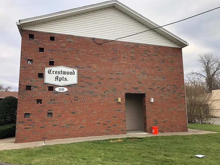 Crestwood Apartments — Photo 9