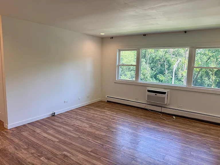 255 E Oak St #10 — Photo 4