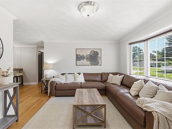 3rd image of 127 Sun Valley Dr