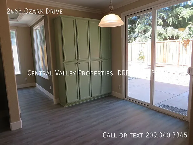 2465 Ozark Dr — Photo 10