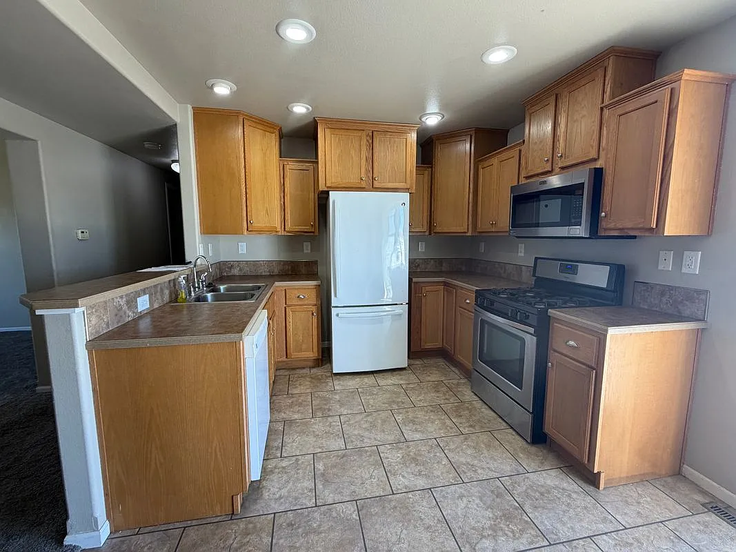 3 bed, 2.0 bath, 1392 sqft, $2,200 — Photo 3