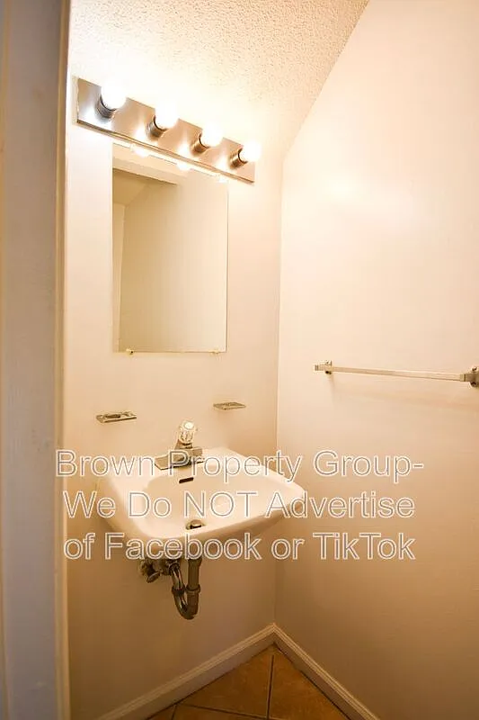 2 bed, 1.5 bath, 950 sqft, $750 — Photo 3