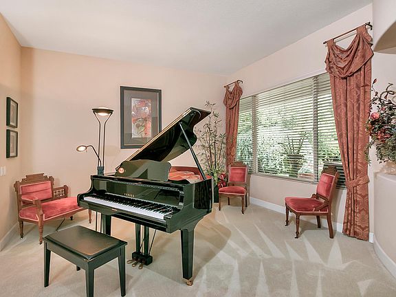 4th image of 1806 Creekcrest Ln