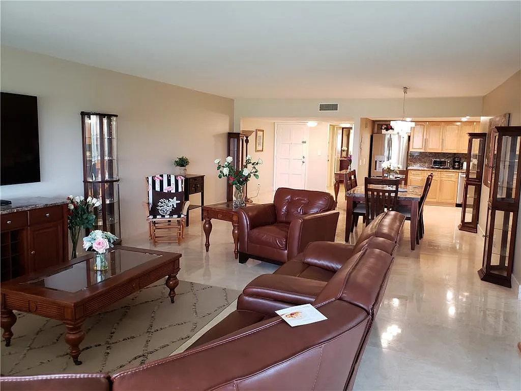 2 bed, 1200 sqft, $2,300 — Photo 4