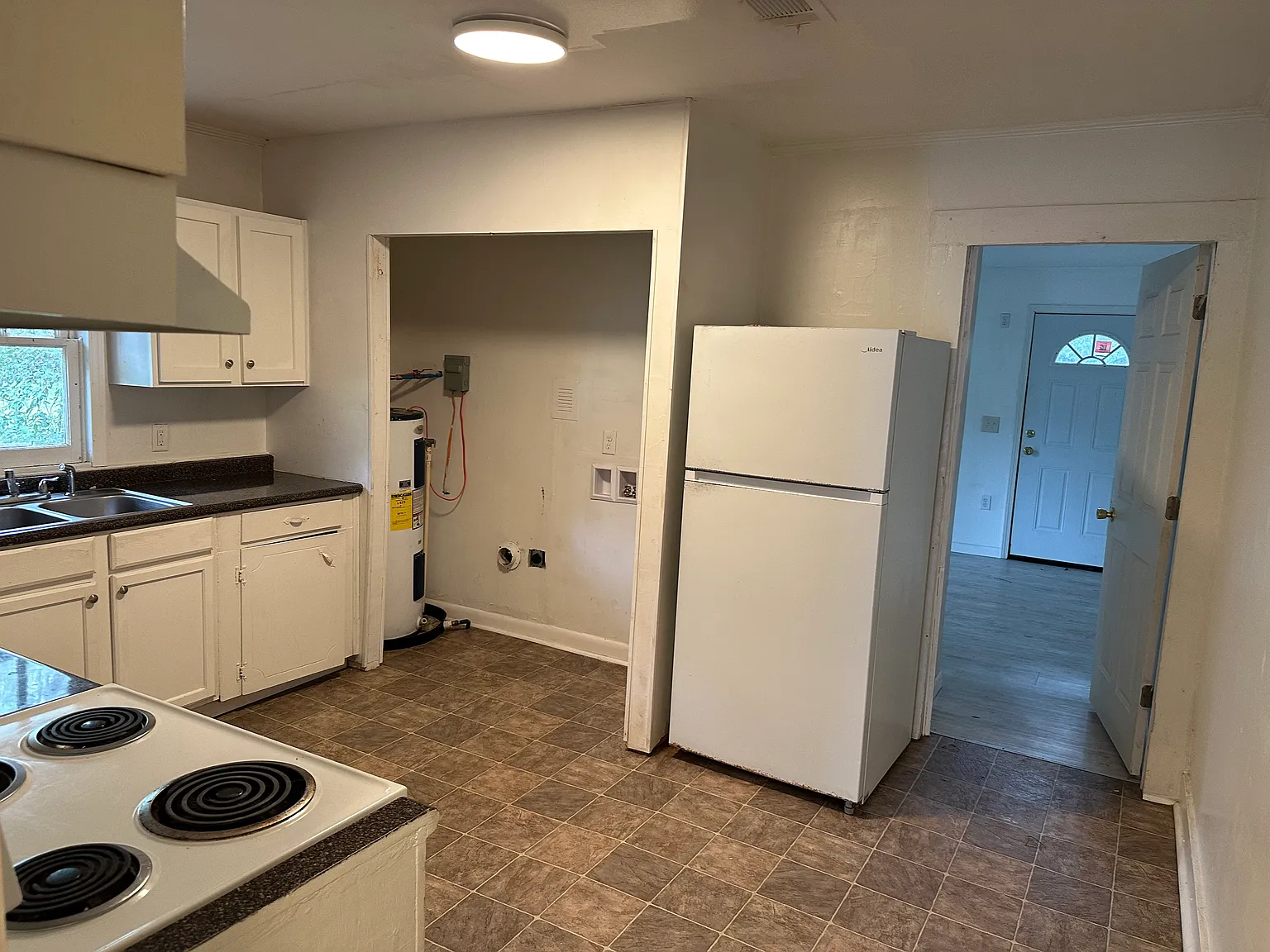 3 bed, 1000 sqft, $983 — Photo 1