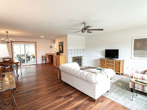4th image of 1101 Hollendale Dr