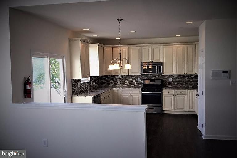 2nd image of 618 Stockton Dr