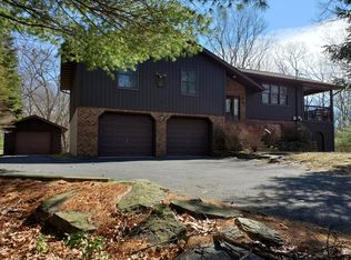 102 Pine Knob Cir, Hawley, PA 18428