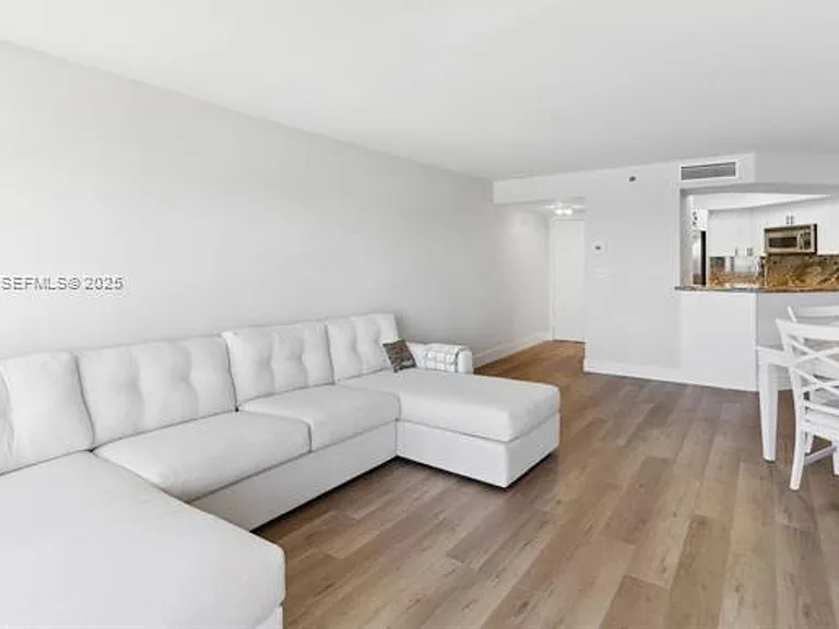6767 Collins Ave #909 — Photo 4