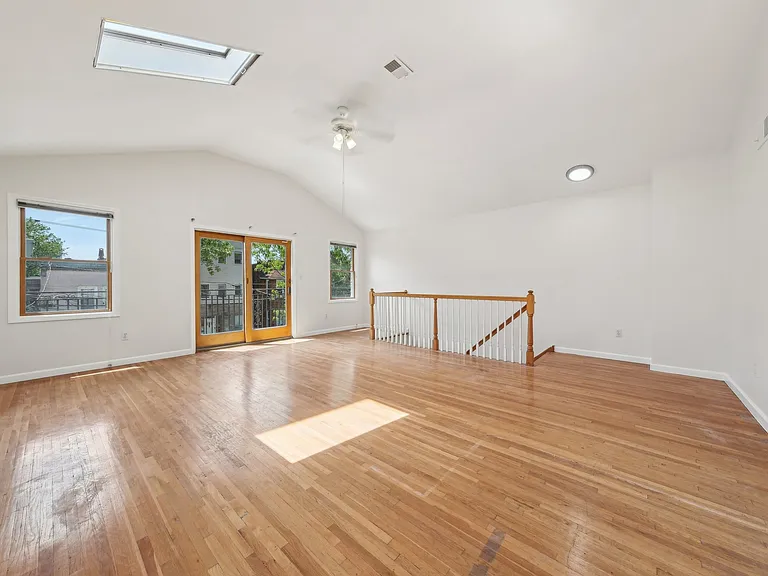 68 Lincoln St #2 — Photo 2