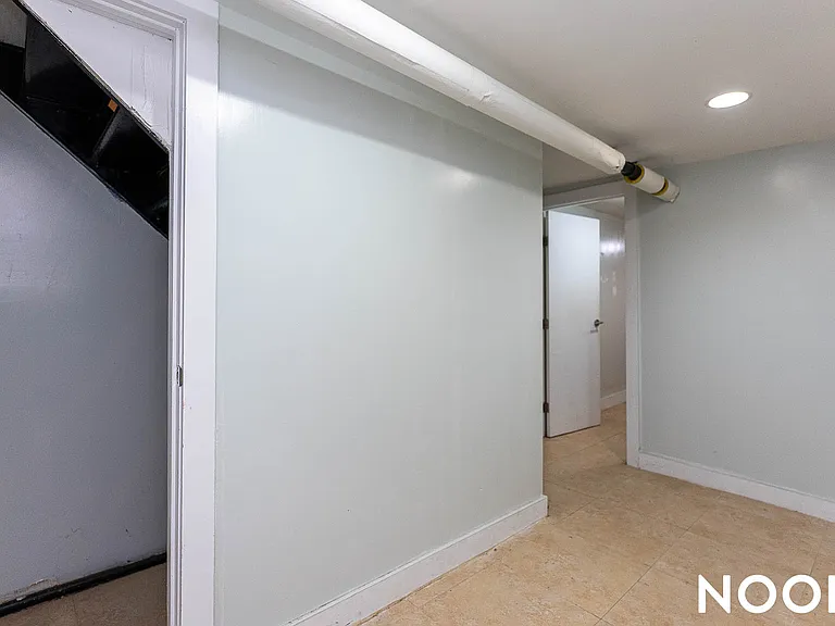86 Menahan St #1R — Photo 16