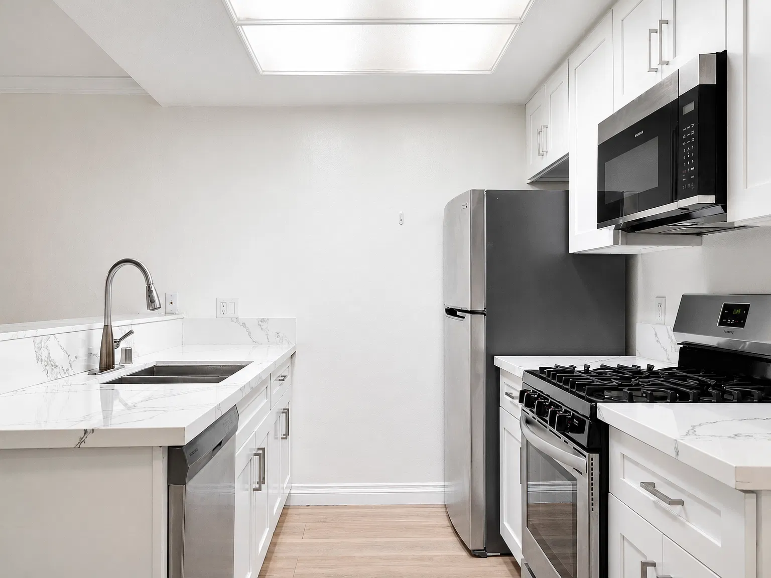Renovated Hollywood 1BR with Private Balcony. Parking & Jacuzzi — Photo 3