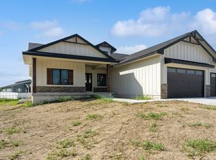 2209 Green Leaf Cir, Norwalk, IA 50211