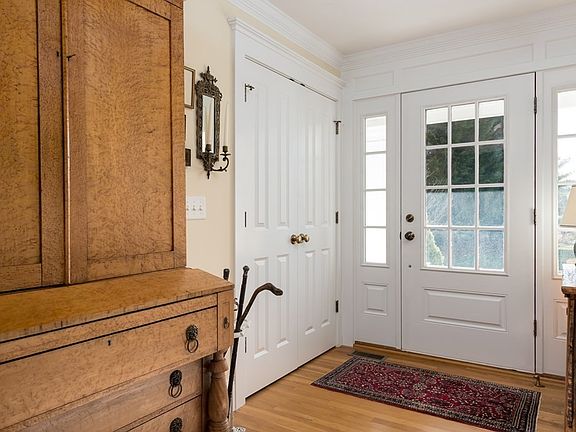 4th image of 16 Lindsay Ln