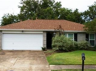 8 Chuckwagon Ct, Angleton, TX 77515