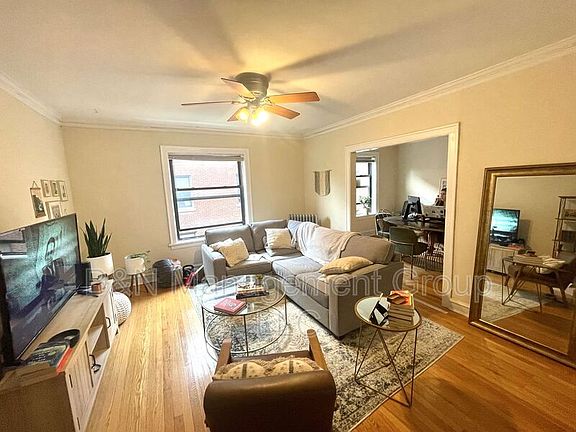 2nd image of 910 W Oakdale Ave APT 2N