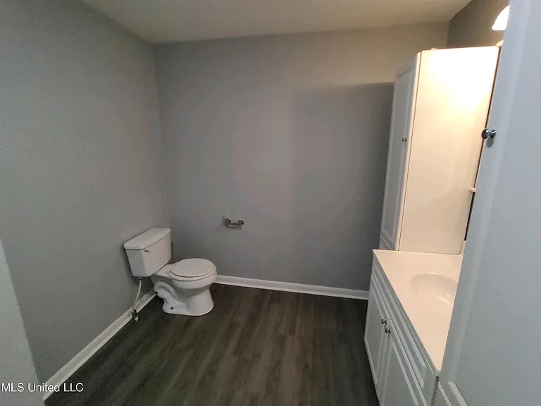 5443 Hubert St — Photo 11