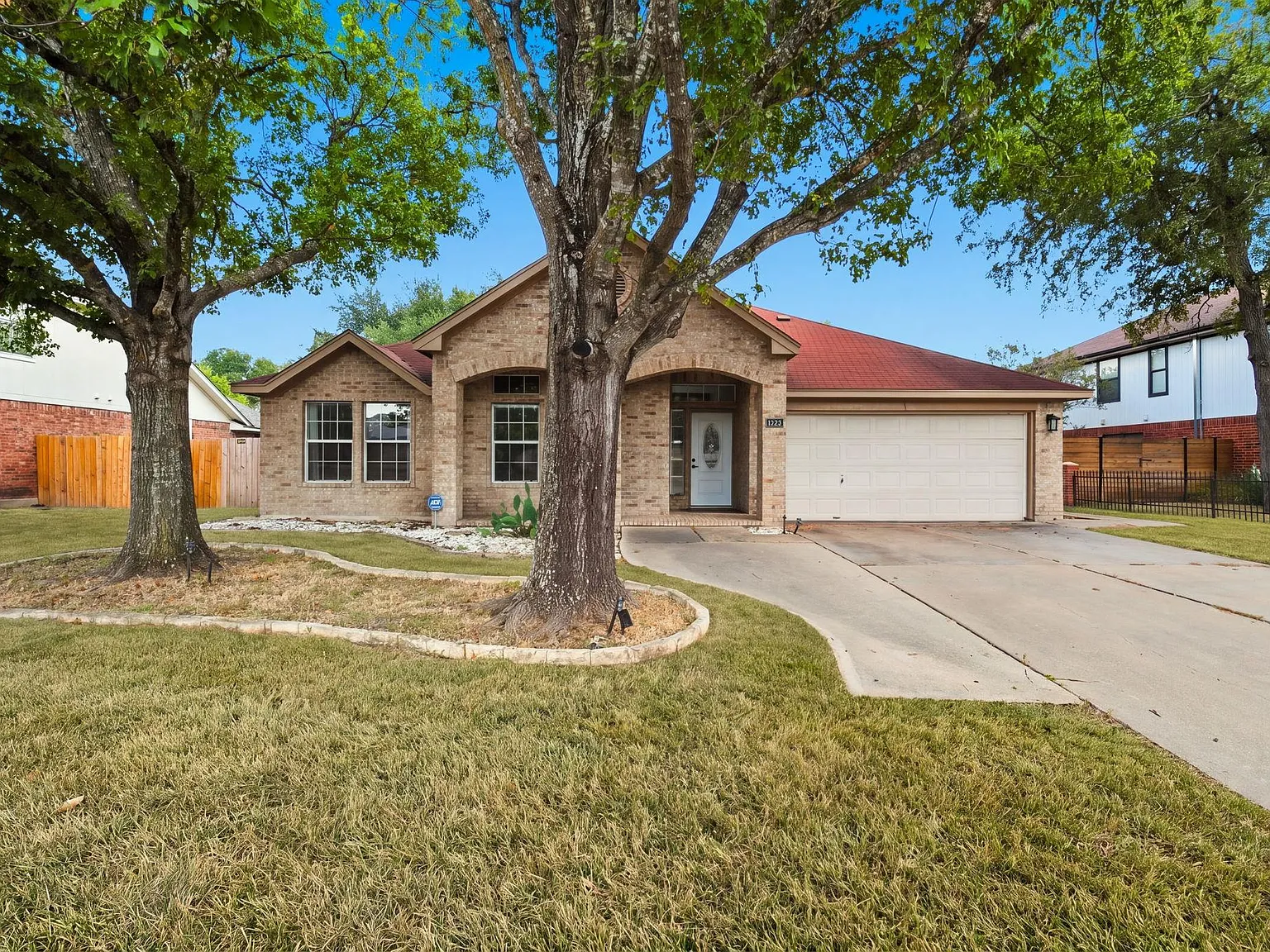 3 bed, 2.0 bath, 1841 sqft, $2,400 — Photo 1