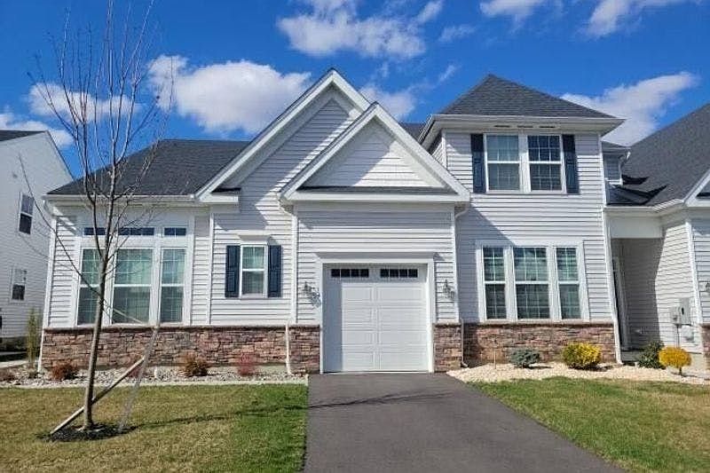 1st image of 14 Gulfstream Rd