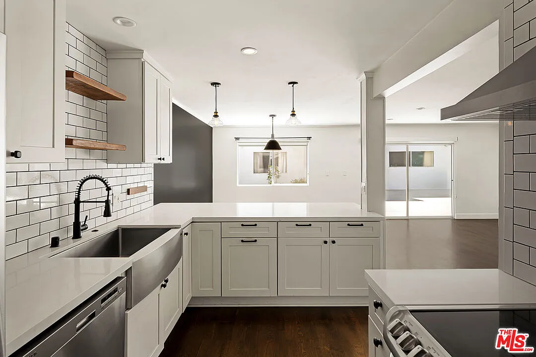 121 N Croft Ave — Photo 3