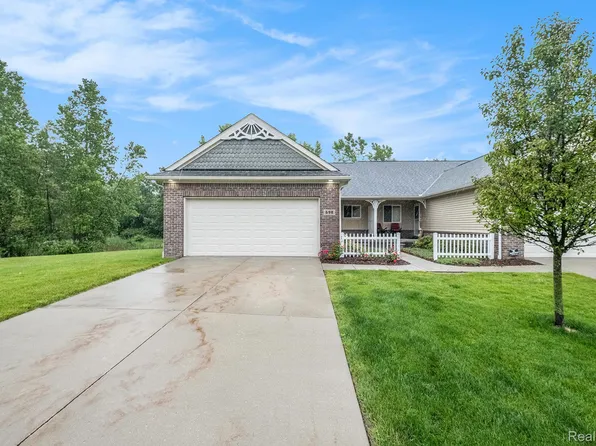 698 Shoreline Dr, Fenton, MI 48430