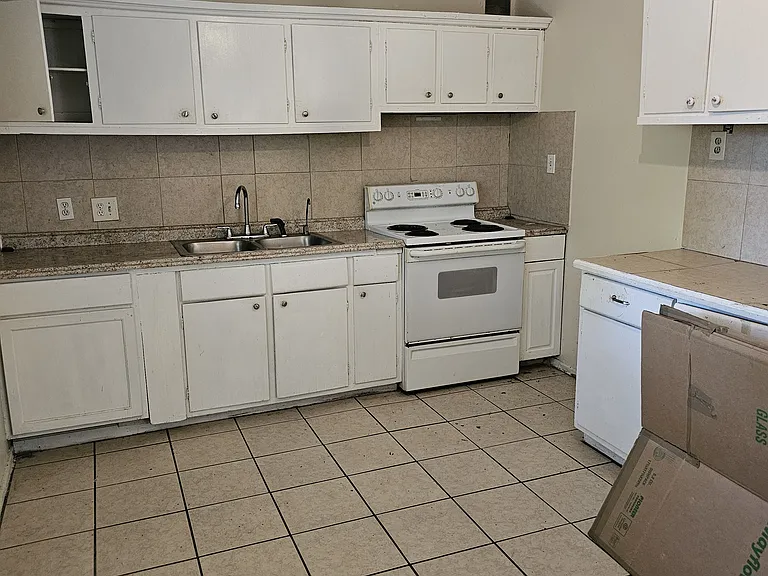4655 Poinciana Dr — Photo 14