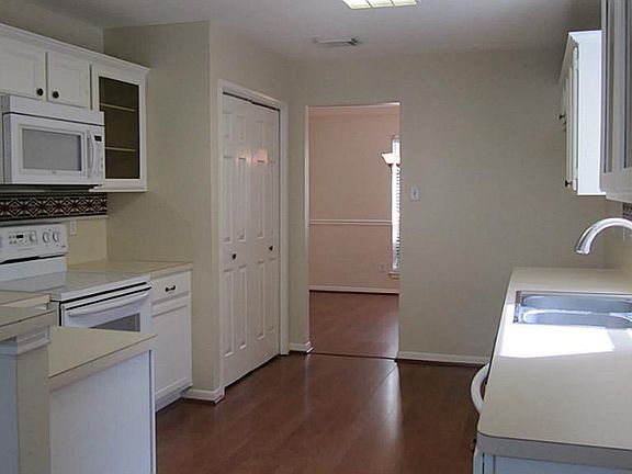 4th image of 6023 Sandy Hollow Dr
