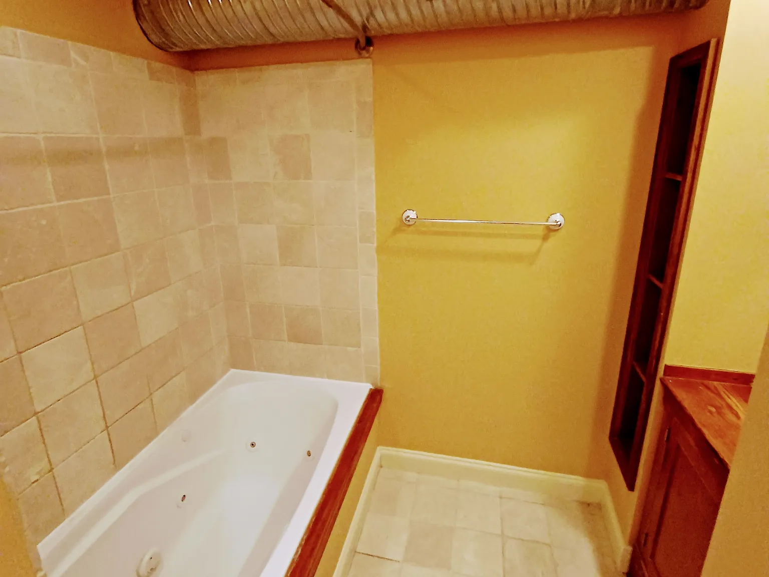 3 bed, 2.5 bath, 2420 sqft, $2,995 — Photo 3