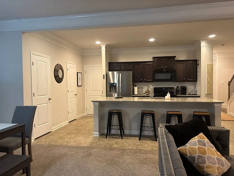 1256 Towne Square Ct — Photo 2