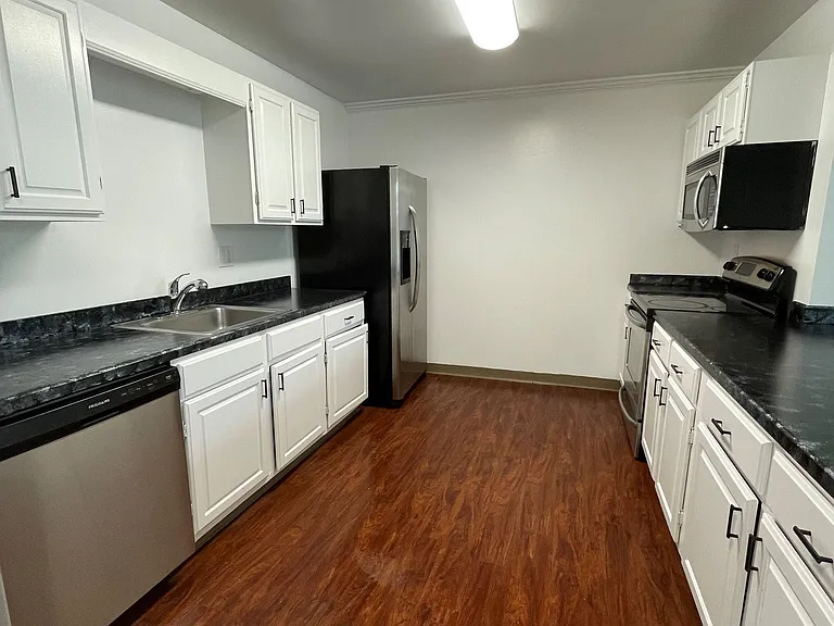 Skidmore Apartments — Photo 24