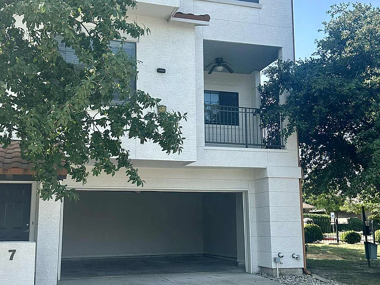 Carriage Townhomes on the Lake II — Photo 11