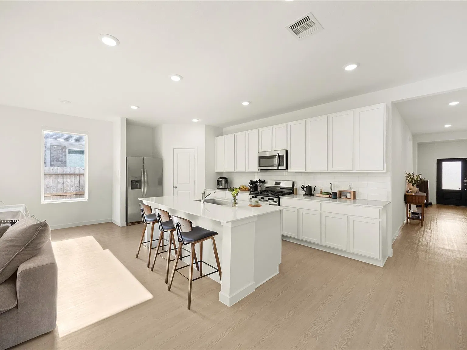 4 bed, 3.0 bath, 2207 sqft, $2,499 — Photo 4