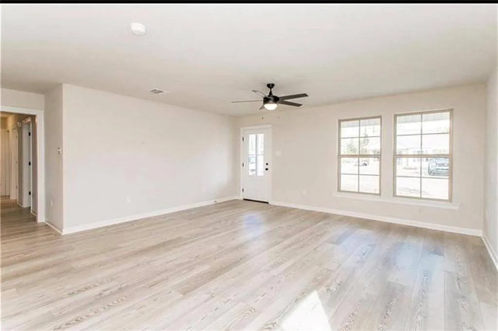 3 bed, 1369 sqft, $1,750 — Photo 2