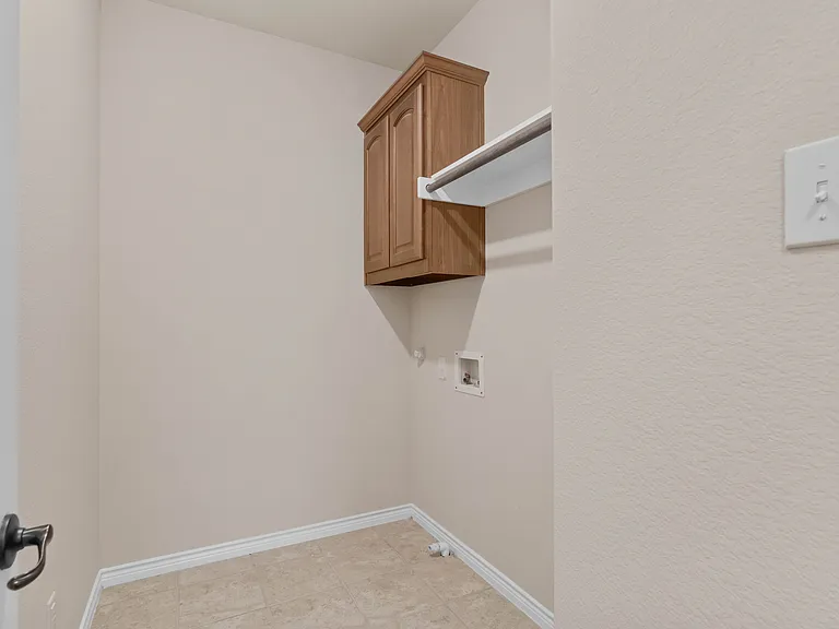 4213 Kiowa Dr — Photo 2